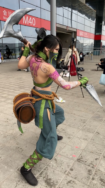 这一身花背真性感，太冷天的小姐姐太拼了！给她点个赞吧免费观看