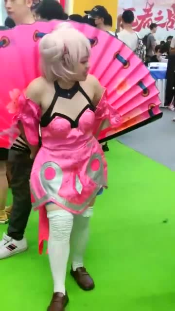 一个敢设计，一个敢穿，妹子转身这一刻，出肉装的小乔一般人吃不消！免费观看