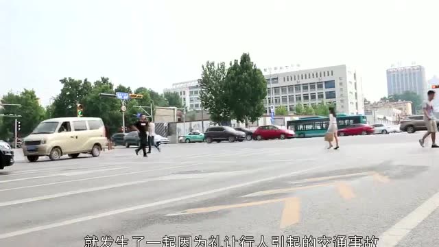 騎車女子為避讓行人，不慎遭吊車碾壓，監控記錄下整個事故經過 (205播放)