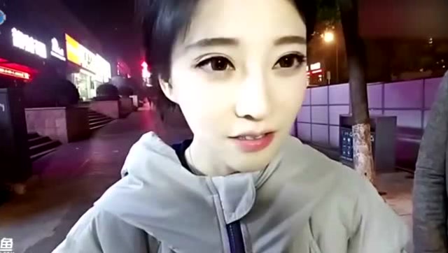 冯提莫买小吃引来大批客，老板坚决不收钱！冯提莫的做法亮了！免费观看