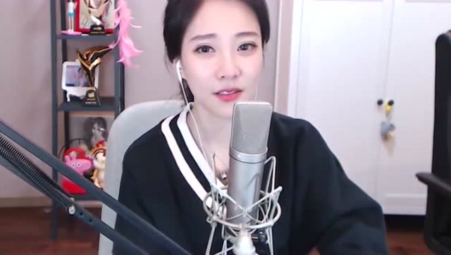 冯提莫教大家六块钱玩转斗鱼，却被粉丝说是骗子？免费观看