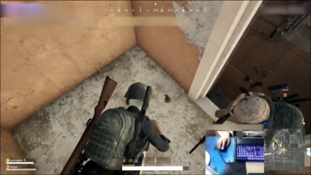 如果先丢个手雷，在丢个平底锅盖上会发生什么免费观看