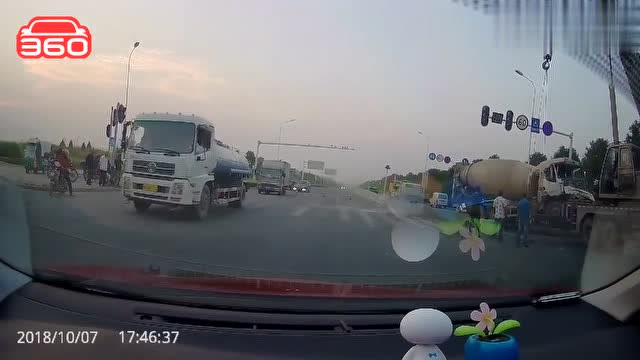 事故現場，攪拌車車頭被撞慘烈，吊車都動用了 (209播放)