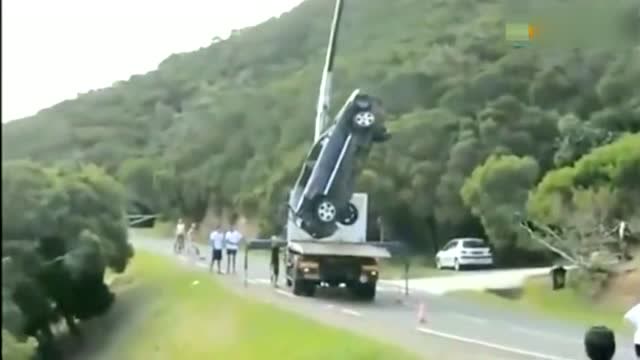 吊車剛把事故車吊起來，下一秒就出事了 (146播放)