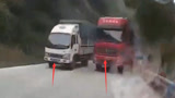 野蛮的大货车弯道强行超车,视频车当场泪崩