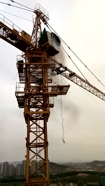 吊車高空作業突發事故，司機的一個舉動，化解了這場災難！ (164播放)