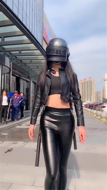 这身装备酷不酷？被路人纷纷围观了！免费观看