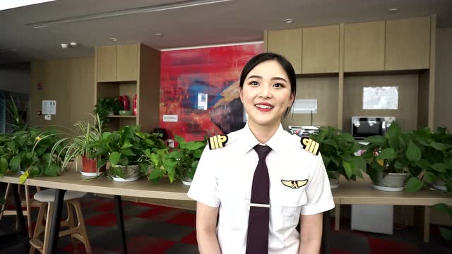 眼前这个女生面容姣好,若非一身制服与飞行箱,根本难以想象她竟是一名飞行员。