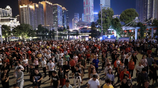 場面火爆!亞洲最大小區千人跳廣場舞 有人8個月減47斤
