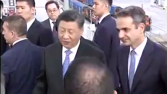 習近平和希臘總理共同參觀中遠海運比雷埃夫斯港項目