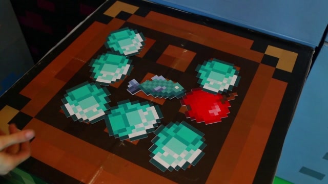 真人版游戏，玩家给自己打造新的护甲，使用装备开采着矿石材料免费观看