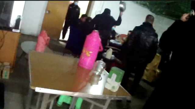 市民疫期聚衆搓麻,民警怒砸麻將機,四川關停5.8萬家麻將館