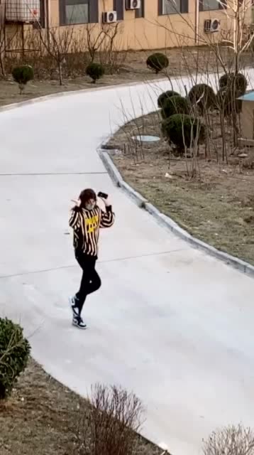 今天站窗戶邊看看外邊的世界,卻發現一名女子倒垃圾,這種狀態你們怎麼看