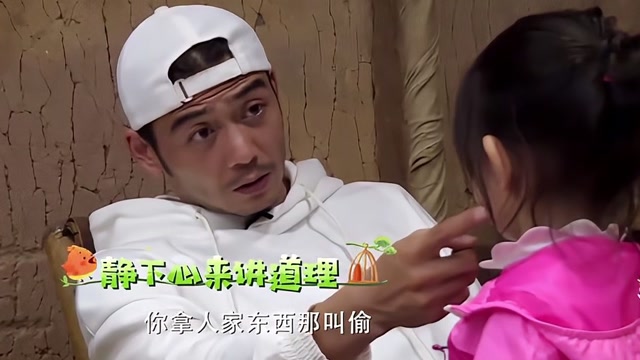杨雨曦路边拿零食不给钱,被杨烁教育:你那叫偷!