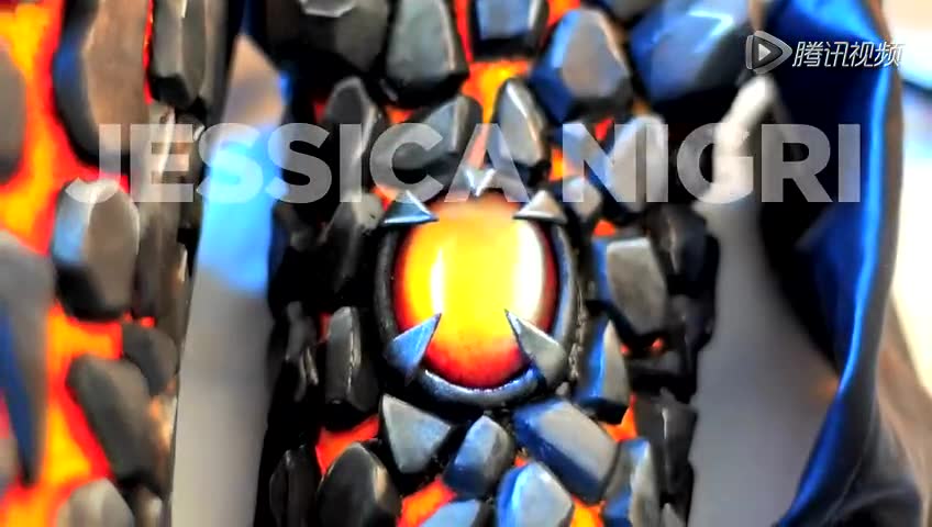 国外女玩家自曝COS换装全程 变身女神版死亡之翼免费观看