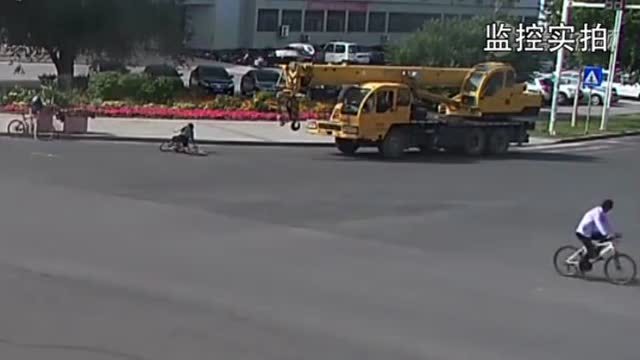 嚇尿！吊車鉤子將騎車女子重重撞倒 (162播放)