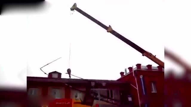 吊車事故錦集：不知道駕駛員怎么樣了 (214播放)