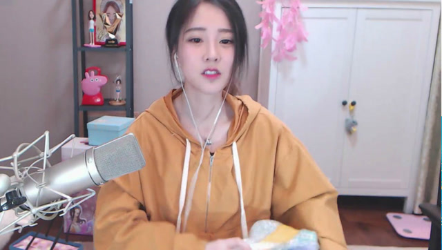 冯提莫直播拆粉丝礼物，女粉丝真的很用心免费观看