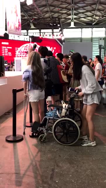 ChinaJoy现场的玩家妹子好拼，坐着轮椅也要来支持爱豆免费观看