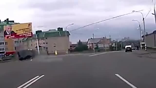 路口三車相撞交通事故汽車過路險被吊車砸中闖紅燈交通意外 (163播放)