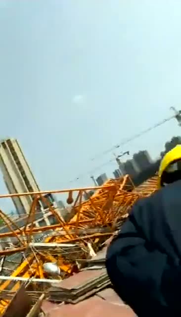 工地吊車倒塌釀事故,工頭慌了 (146播放)