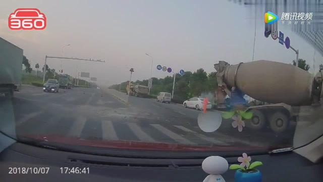 事故現場，攪拌車車頭被撞慘烈，吊車都動用了 (295播放)