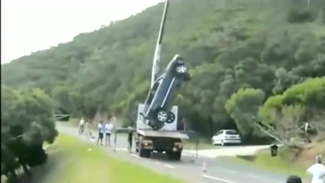 吊車剛把事故車吊起來，下一秒就出事了 (266播放)