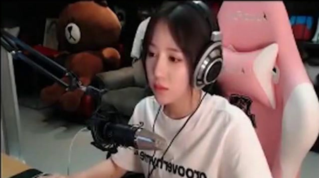 主播呆妹儿心态爆炸，直播时卖萌，网友：老女人！免费观看