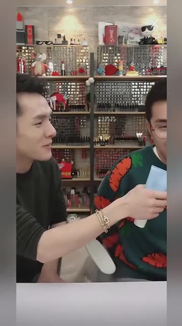 李佳琦直播時狗打起來了