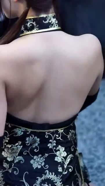 日本cosplay会场还以为转身过来是个男孩子，结果却免费观看