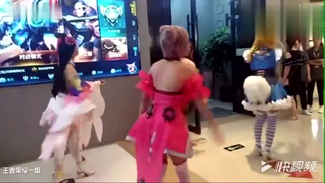 在商场巧遇一群王者农药Coser，欣赏她们翩翩起舞免费观看