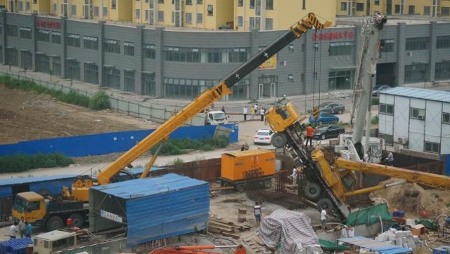 當大型吊車發生事故時后果更可怕！這大家伙倒下就是地動山搖！ (159播放)