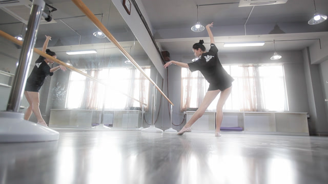 镜头记录美丽女玩家：美人如斯倾人城，御龙一梦舞平生