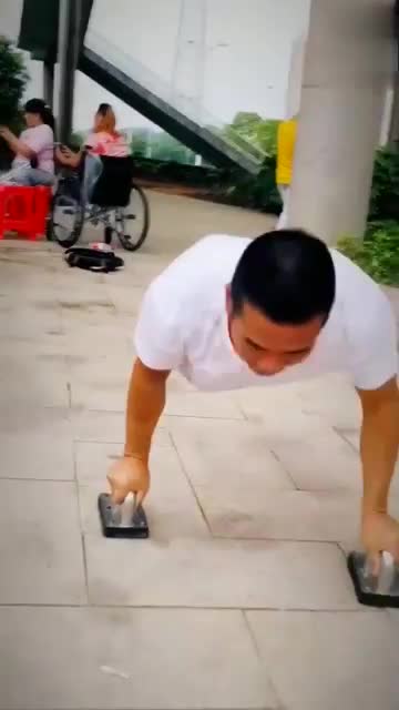 残疾人兄弟没有双腿,用这样走路,看了令人心碎!