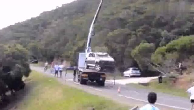 吊車正在裝上事故車輛，忽然繩索斷掉，出了意外就是悲劇 (244播放)