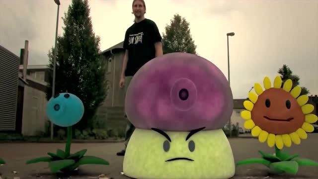 植物大战僵尸遭遇现实，看歪果仁如何守卫植物园！免费观看