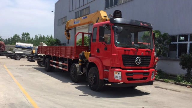 吊車司機一個不注意，引起兩次車禍，監控還原事故全過程 (230播放)