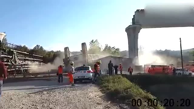 大吊車發生驚險的意外事故，工地的老板當場就崩潰了！ (196播放)