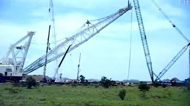 大型吊車事故眼瞅著被砸扁 (568播放)
