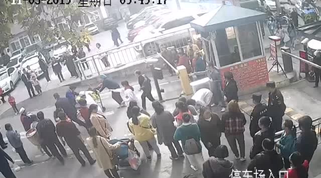 產婦在醫院門口生產,圍觀羣衆爲她築起一間臨時產房