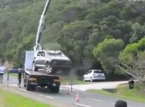 傷上加傷！吊車施救事故車失誤 SUV直接摔報廢 (138播放)