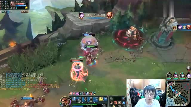 RNGMlxg偶遇斗鱼主播余小C！国服第一诺克被秀得头皮发麻免费观看