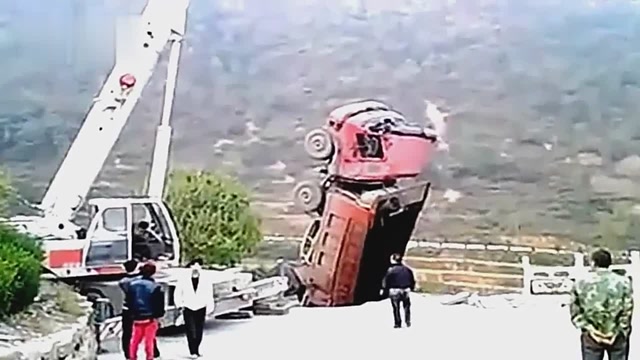 貨車事故現(xiàn)場，吊車是如何營救的，監(jiān)拍全過程 (203播放)