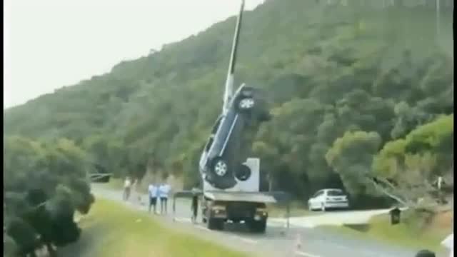 吊車司機剛把事故轎車吊了起來，感覺不太對勁，下秒果然出大事了 (211播放)