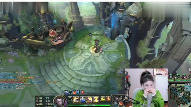 冯提莫直播打英雄联盟，被虐爆！结果忍不住哭了！真的是小可爱！免费观看