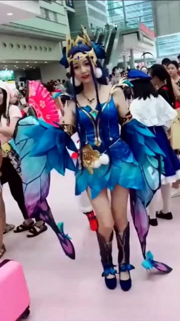 展会上的貂蝉姐姐，身材简直完美，人间尤物！免费观看