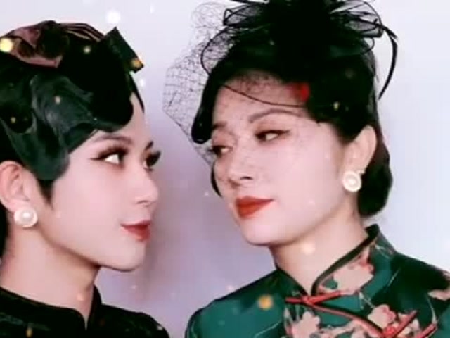小夥跟媽媽一起變身姨太太!網友:這就是傳說中的生兒育女?
