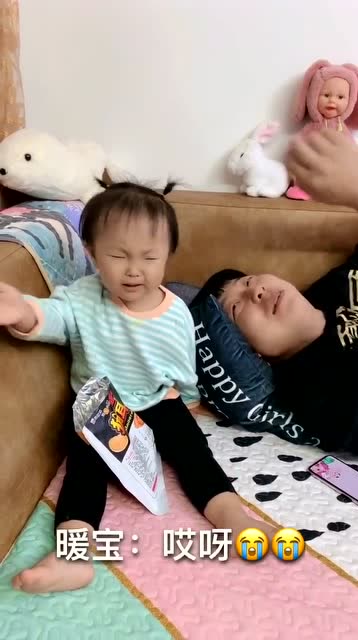 你吃就吃含我手幹啥,我這手不乾淨了,我不要這手了!