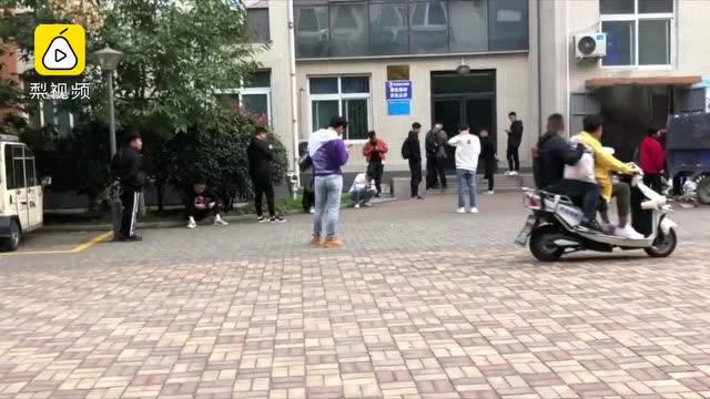 高校規定沒課不能回宿舍,學生躺餐廳睡,學校:可以去上自習