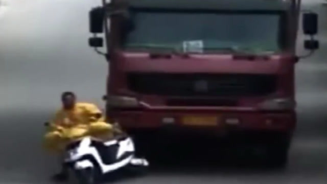 驚險!電動車遭貨車推行幾十米 最後時刻外賣小哥一個動作死裏逃生